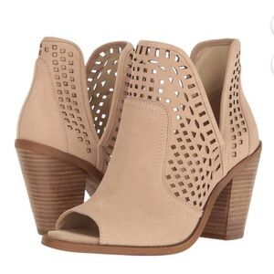 Jessica Simpson Cherrell Cutout
Peep-Toe Ankle Booties - ...Size 8 in Vanilla